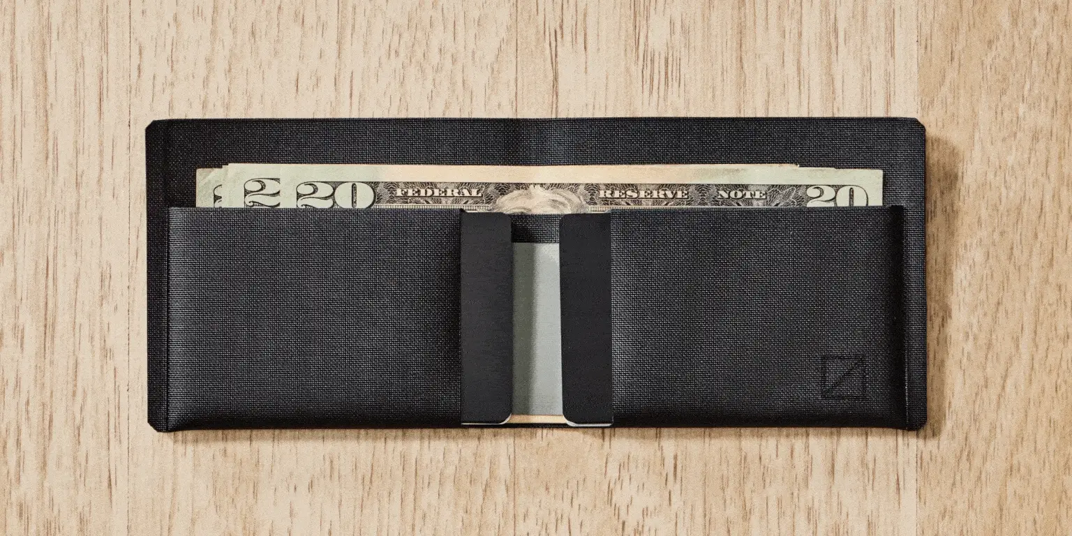 採用溶液染色黑色設計的元素雙折錢包，可展示所有全球貨幣