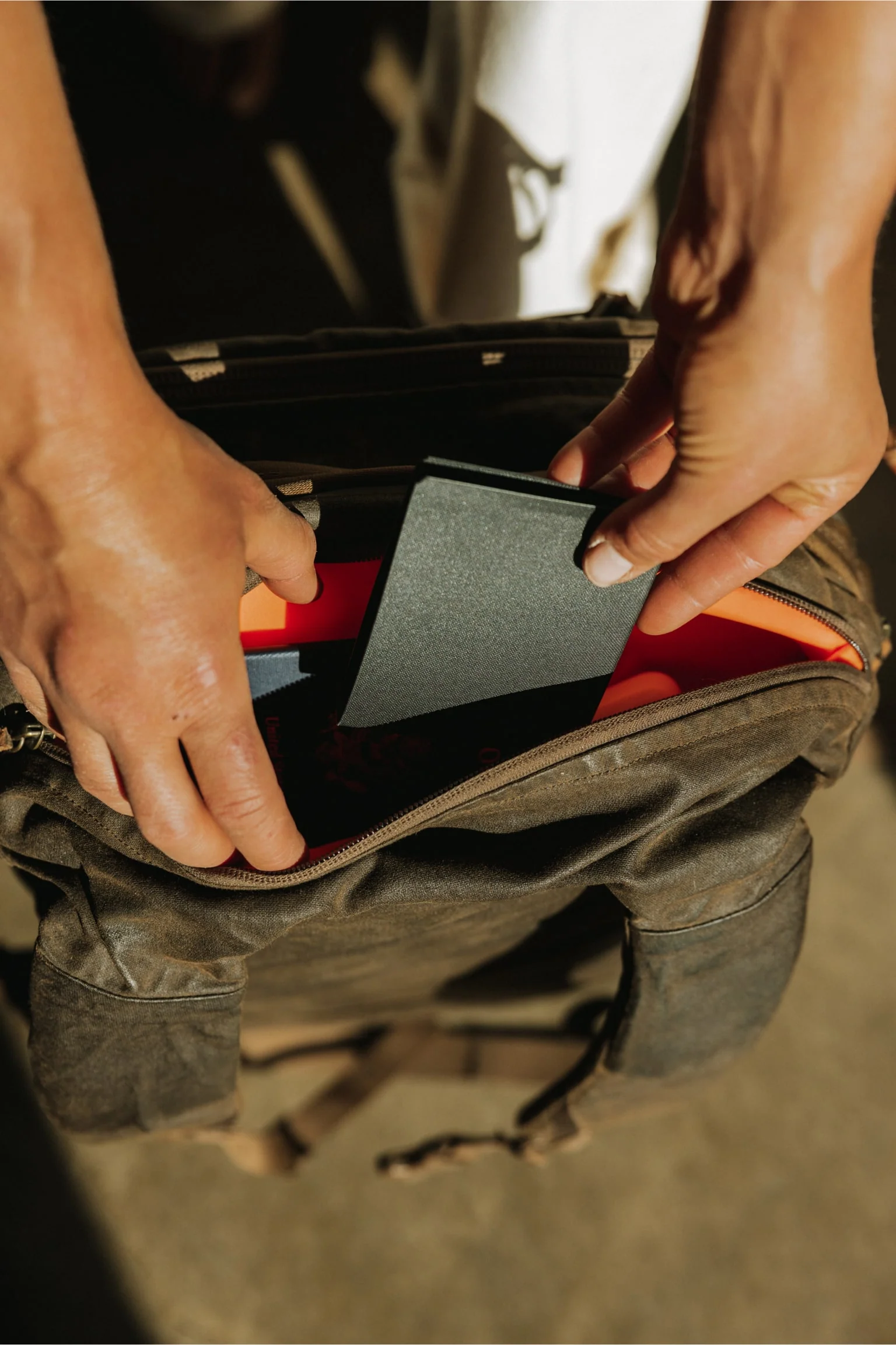 這款 Element 雙折錢包採用溶液染色黑色工藝，可放入肩部口袋。