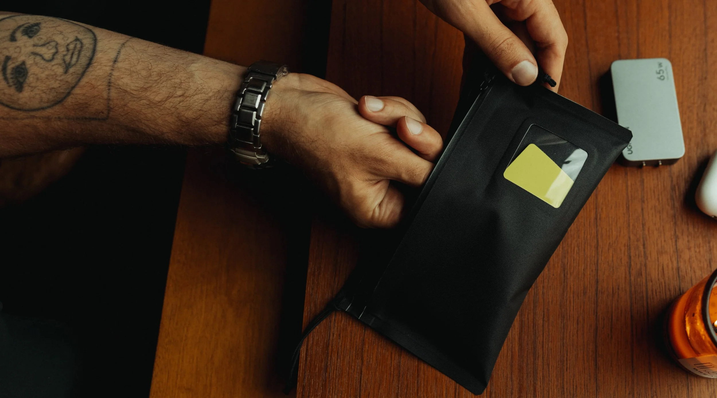 ELEMENT-FLAT-POUCH-SMALL-EFP_S-PATCH-BRANDING-FEATURE-min_2_2500x