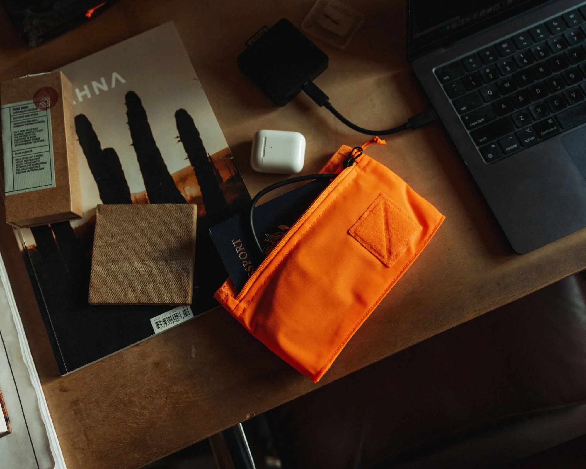element-flat-pouch-hotspots-desktop_2_1