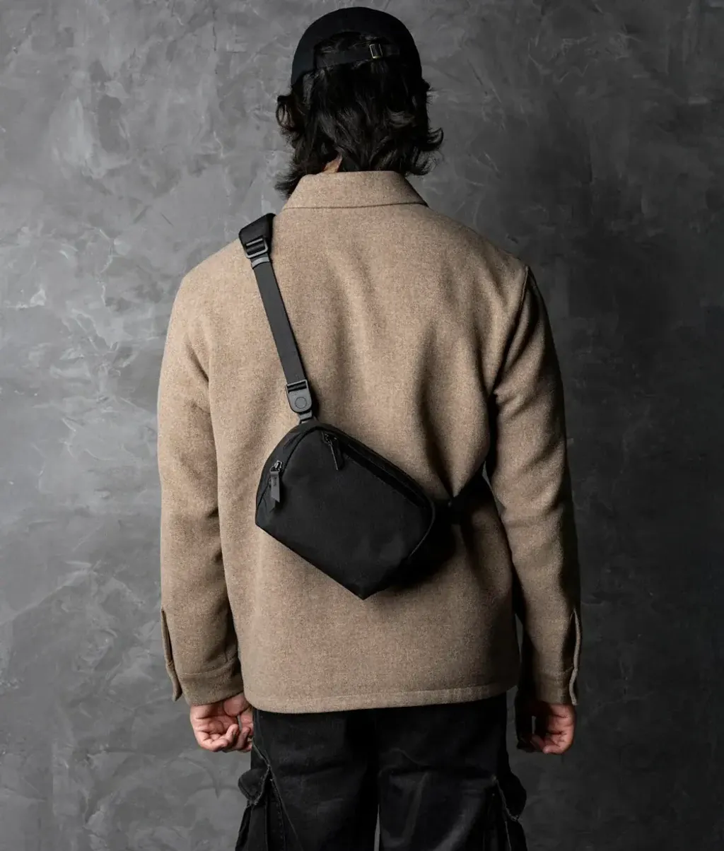 VERTEXPOUCHMINIBLACKAXOFLUX19_1_33d5d4a7-345a-4ebe-b94c-fd94e6e7e434 (1)