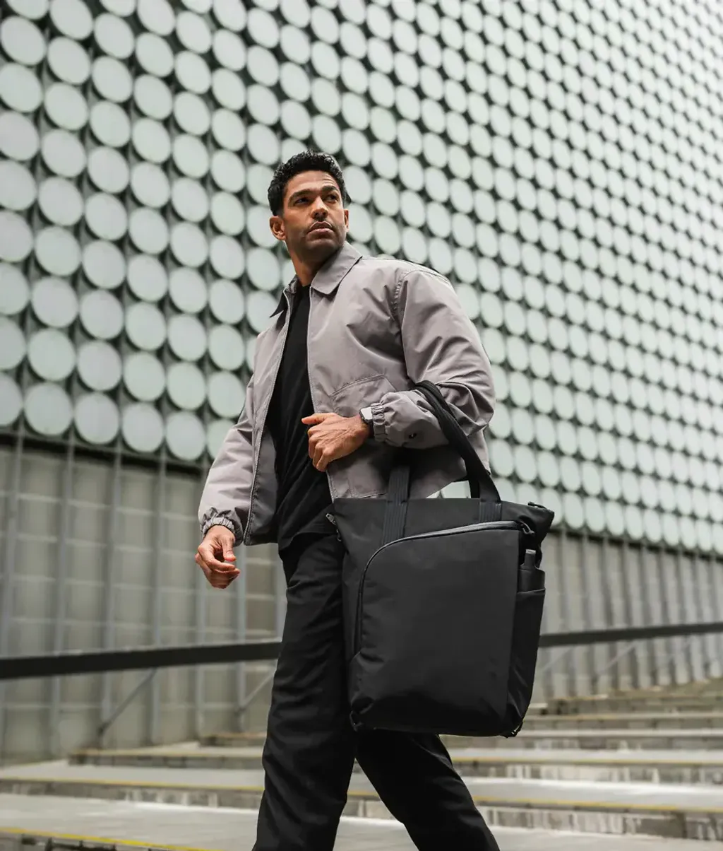 Flow_Totepack_-_Axogrid_400D_Black_WEB_00-10