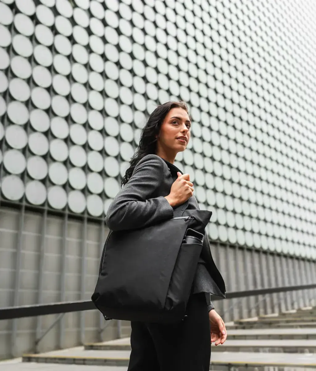 Flow_Totepack_-_Axogrid_400D_Black_WEB_00-3