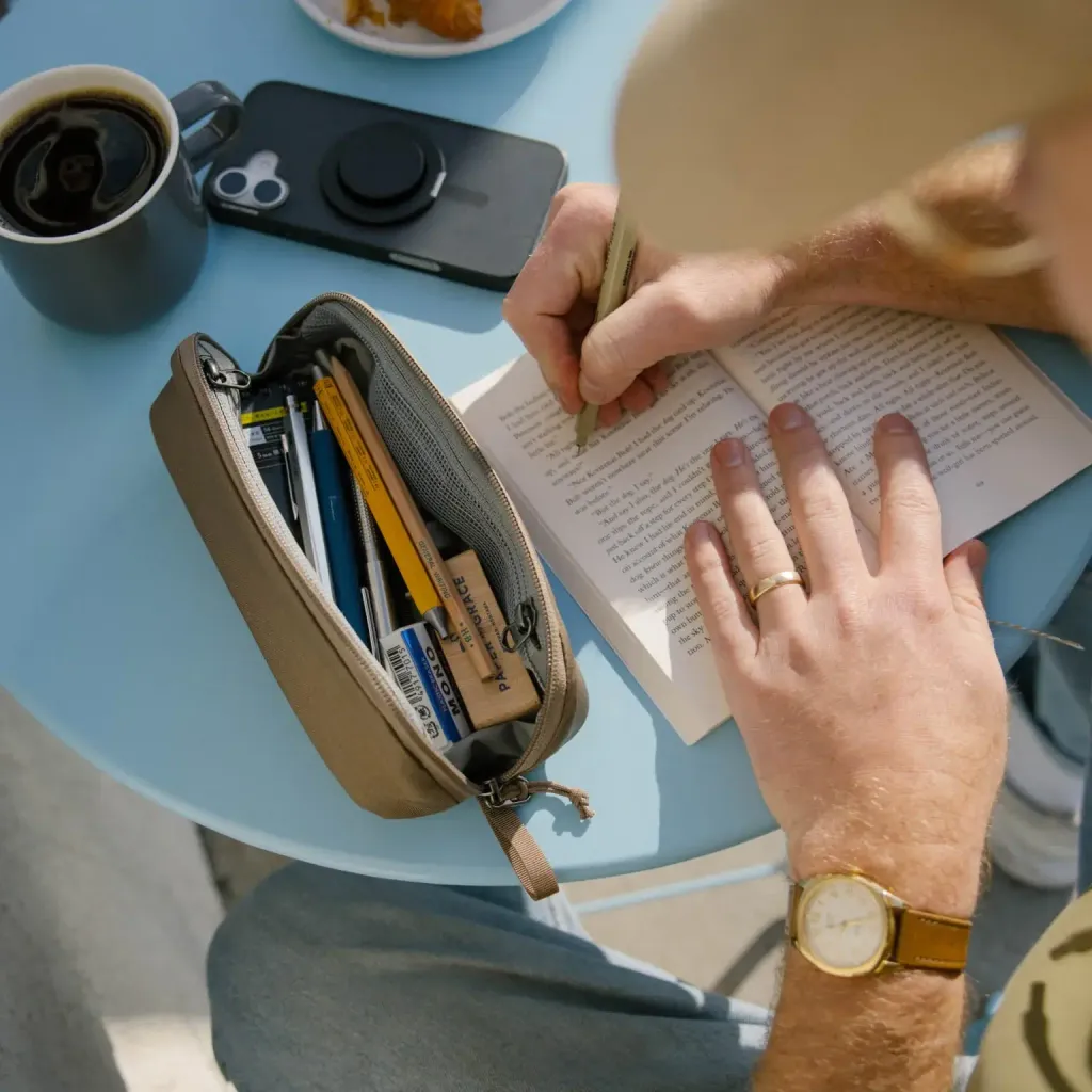 CIVIC-ACCESS-POUCH-0.5L-FOSSIL-BROWN-tabletop-side-kick_1_2000x