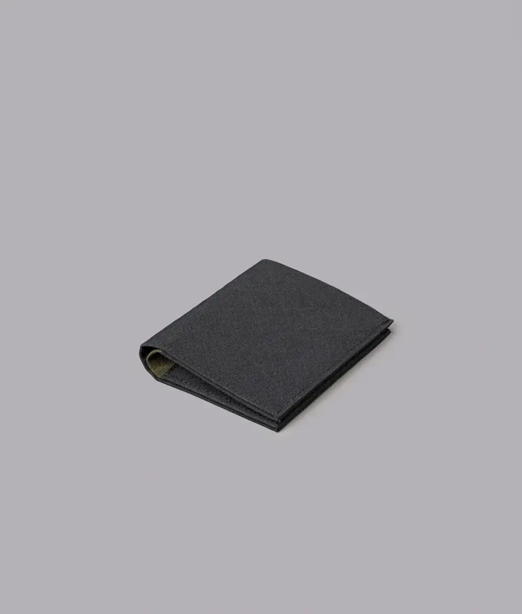 ArkBifoldCashWalletAxogridBlack300D_0002_689780a1-e47e-4a8d-bdd5-191790a1fe52