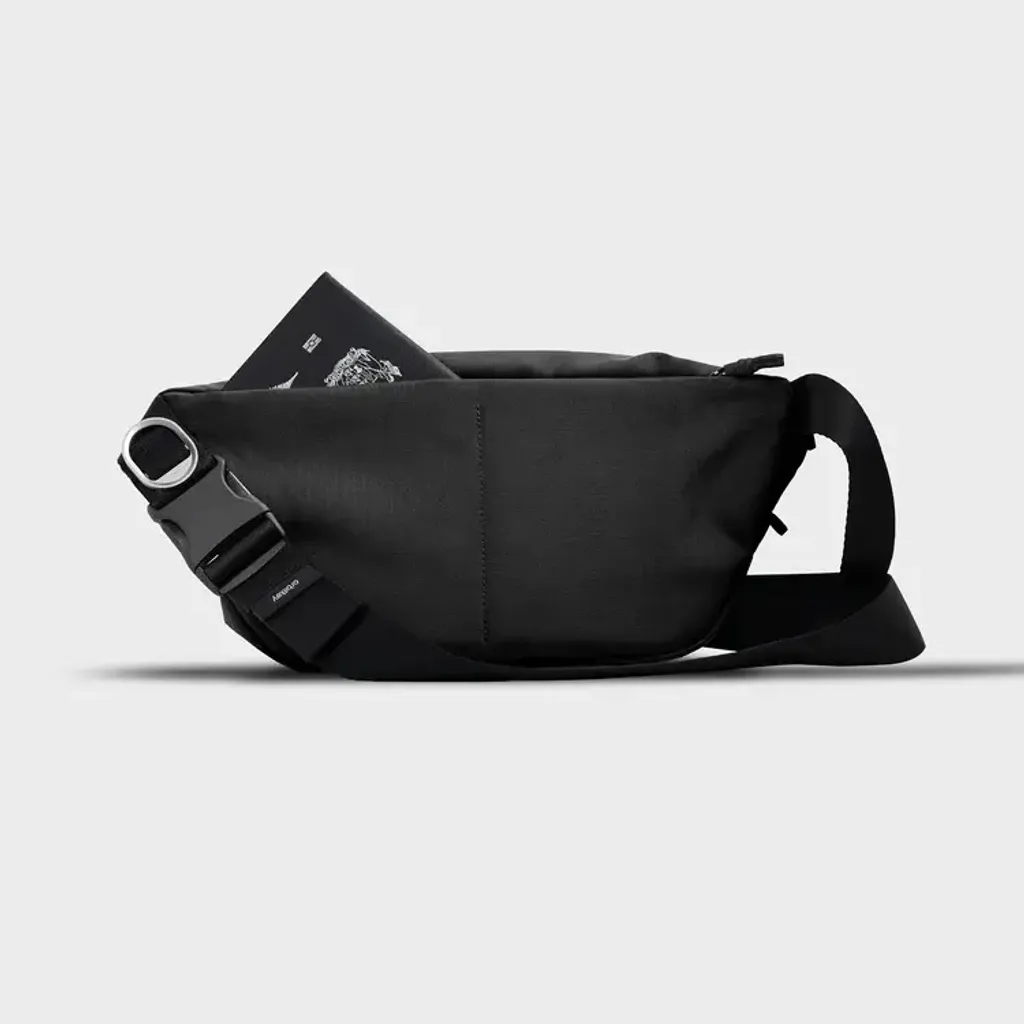 UrbanSling-Medium-Black-3_750x