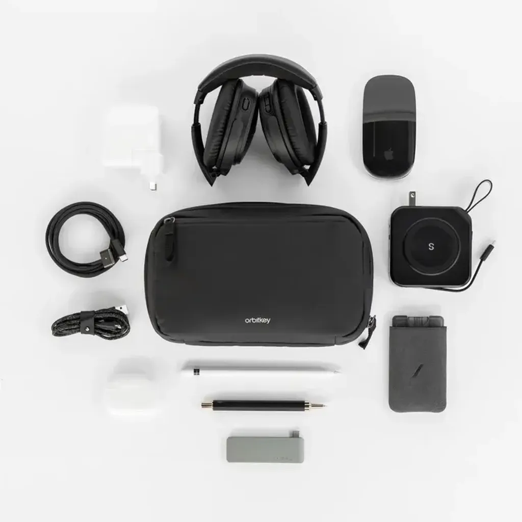 2-in-1TechPouch-Black-6_750x