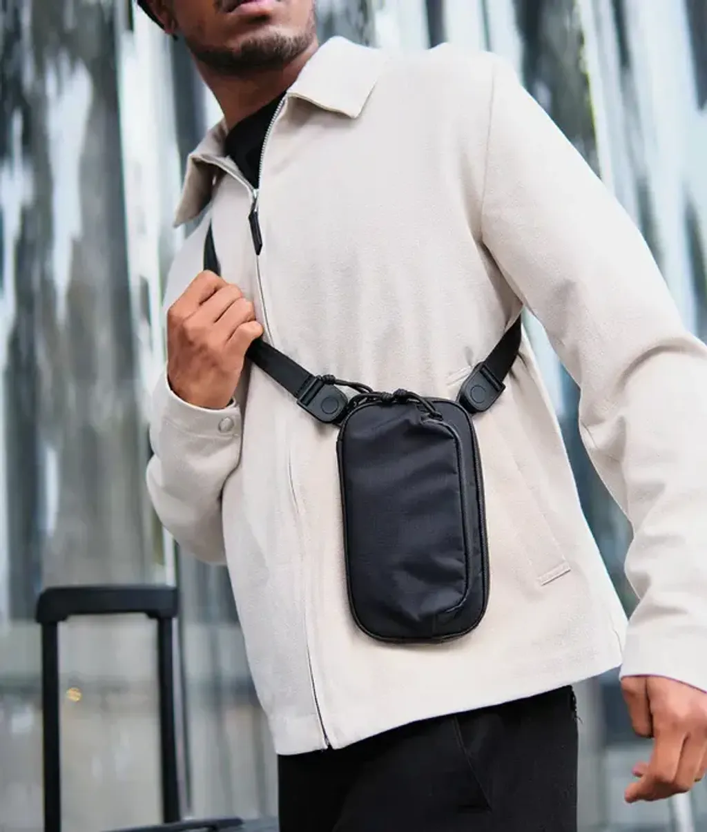 Bravo_Passport_Pouch_-_Black_08