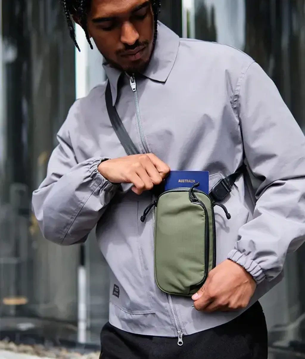 Bravo_Passport_Pouch_-_Green_07
