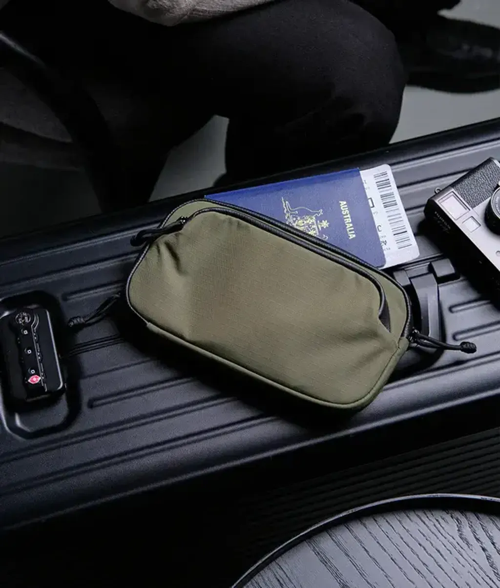 Bravo_Passport_Pouch_-_Green_02
