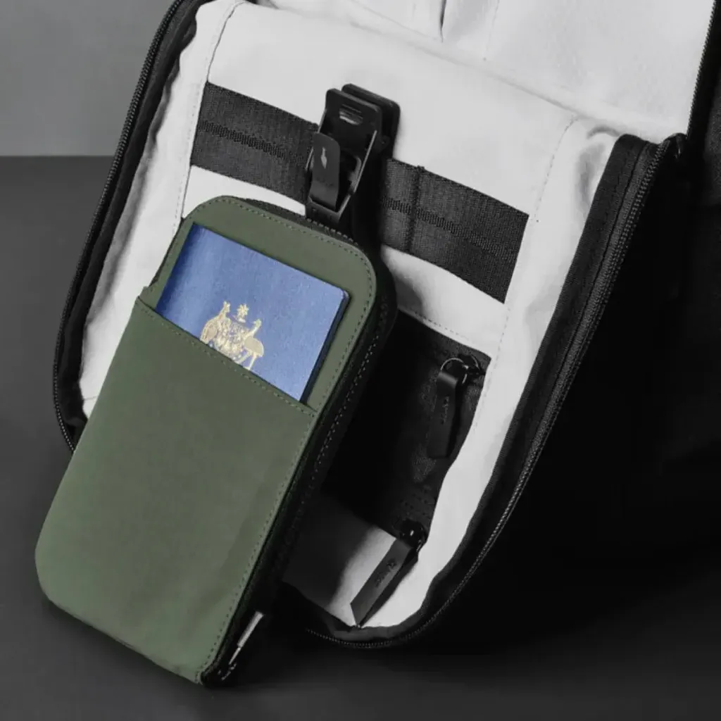 ZIPTRAVELWALLETGREEN5