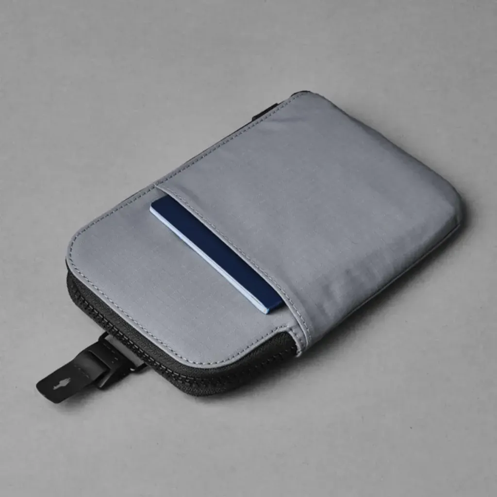 ZIPTRAVELWALLETGREY1