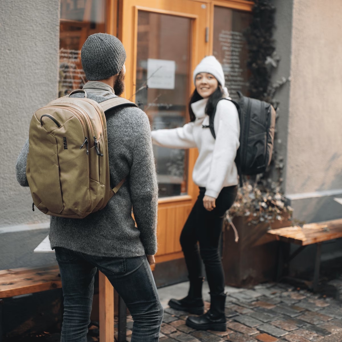 Thule Aion Travel Backpack 頂袋展示