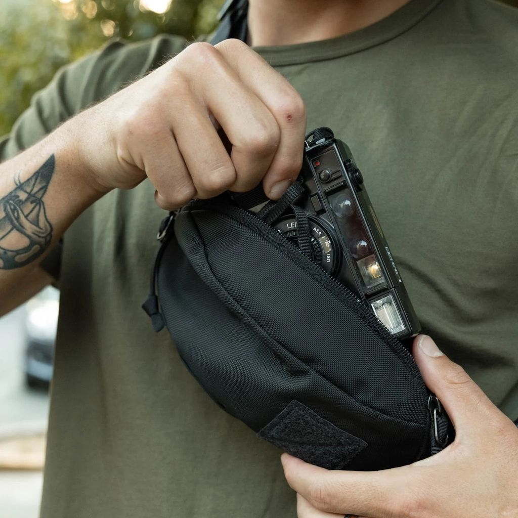 CIVIC-ACCESS-SLING-1L-BLACK-CAS1-LIFESTYLE-4_2000x