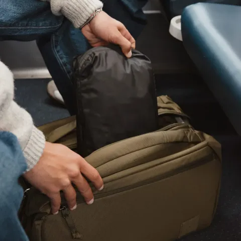 TRANSIT-PACKING-CUBE-4L-TPC4-BLACK-compression-into-duffel_1_2000x