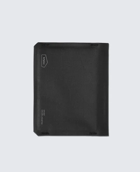 PassportHolder-black-01_0ba923b0-5270-4751-b944-c5b00840b594