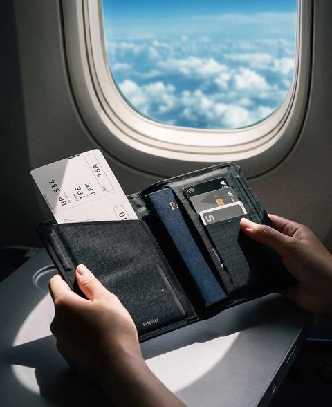 PassportHolder-KV2