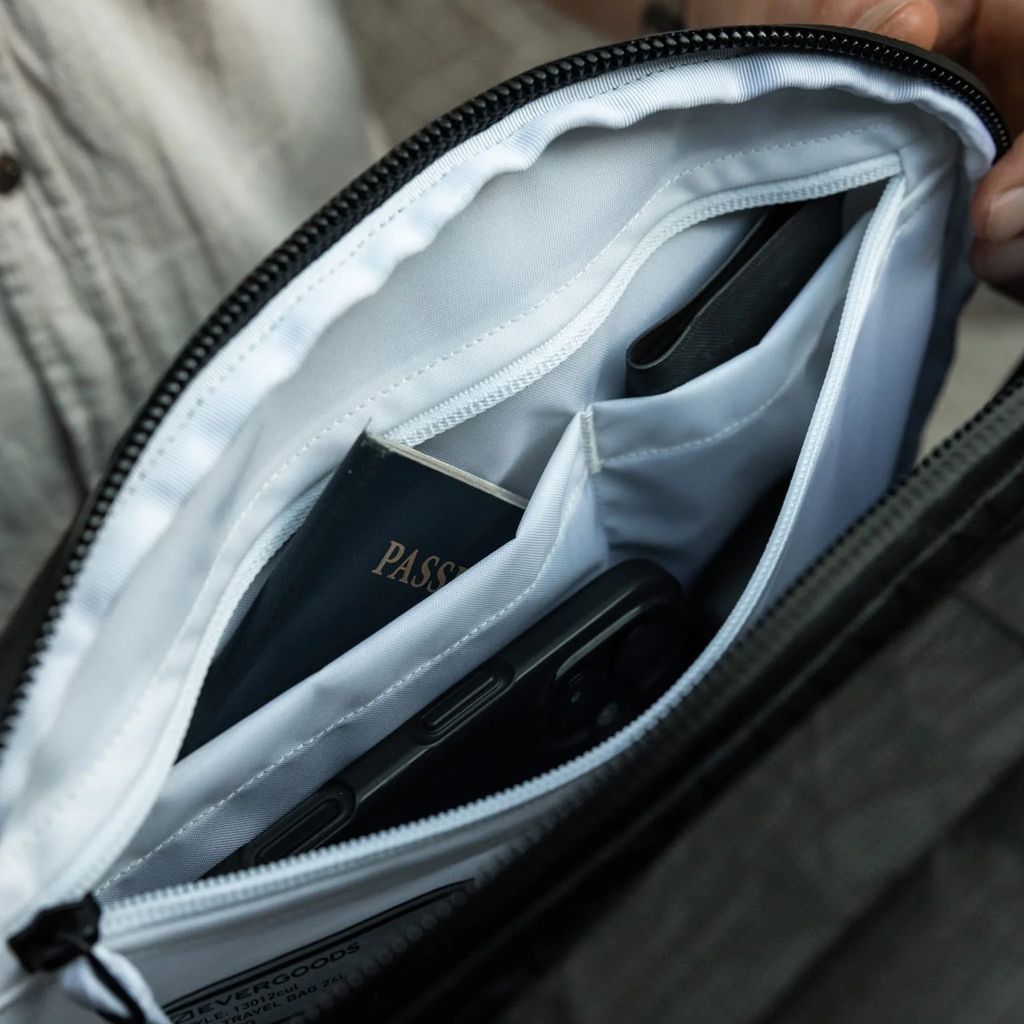 CIVIC-TRAVEL-BAG-26L-ULTRA-BLACK-MAGIC-CTB26-security-pocket_2_1