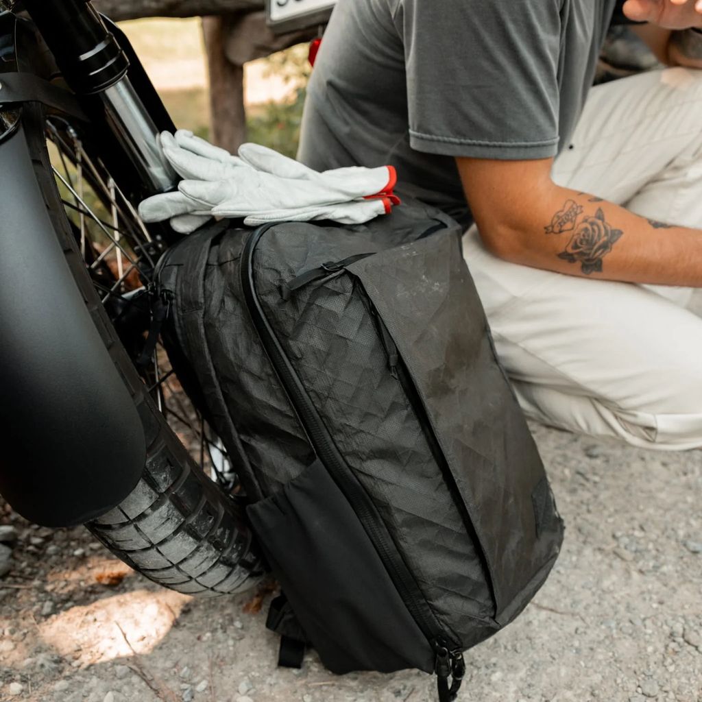 CIVIC-TRAVEL-BAG-26L-ULTRA-BLACK-MAGIC-CTB26-lifestyle-hero_1