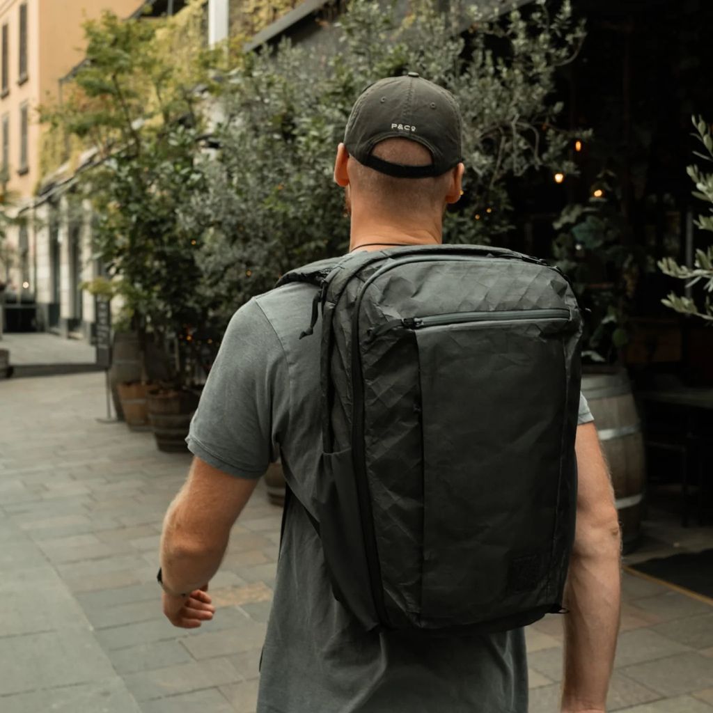 CIVIC-TRAVEL-BAG-26L-ULTRA-BLACK-MAGIC-CTB26-lifestyle-city-streets_1