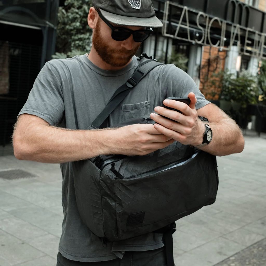 CIVIC-TRAVEL-BAG-26L-ULTRA-BLACK-MAGIC-CTB26-lifestyle-side-access-pockets_1