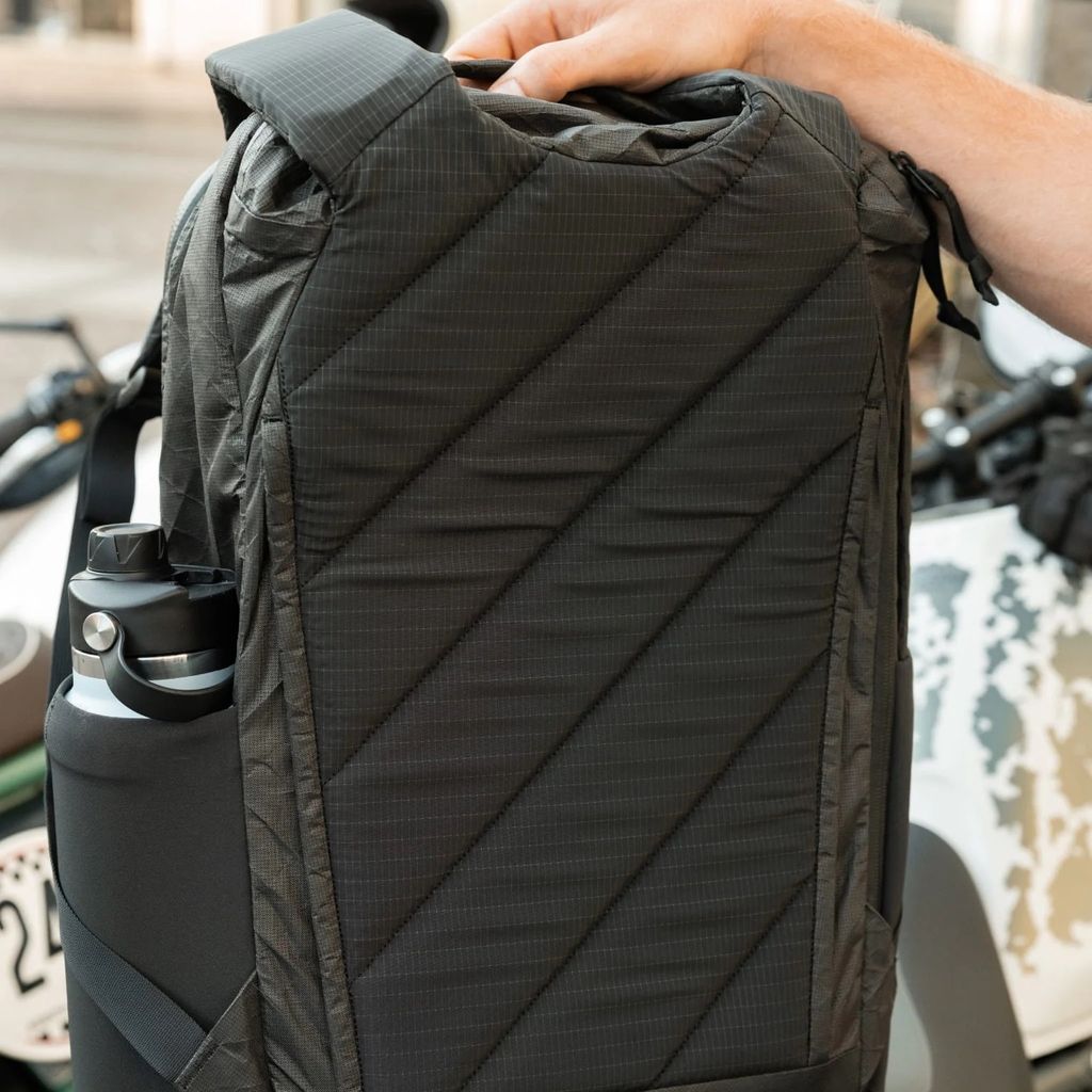 CIVIC-TRAVEL-BAG-26L-ULTRA-BLACK-MAGIC-CTB26-breathable-back-panel_1