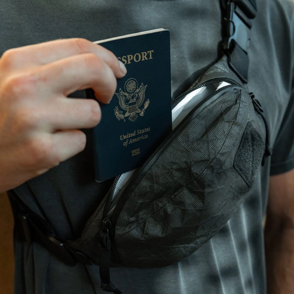 CIVIC-ACCESS-SLING-1L-ULTRA-BLACK-MAGIC-CAS1-lifestyle-quick-access_1