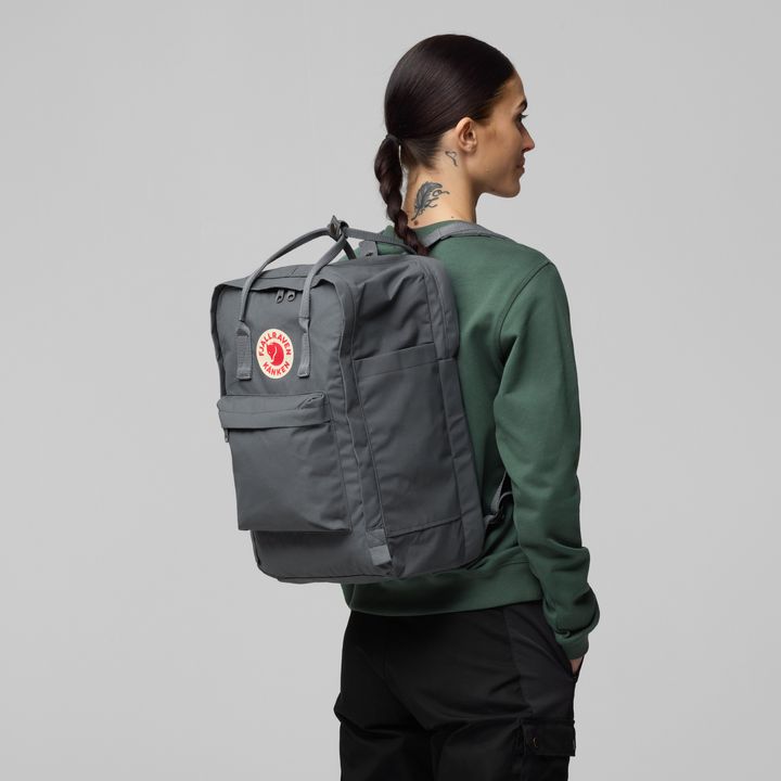 kanken_laptop_17_23525-160_c_model_fjr2