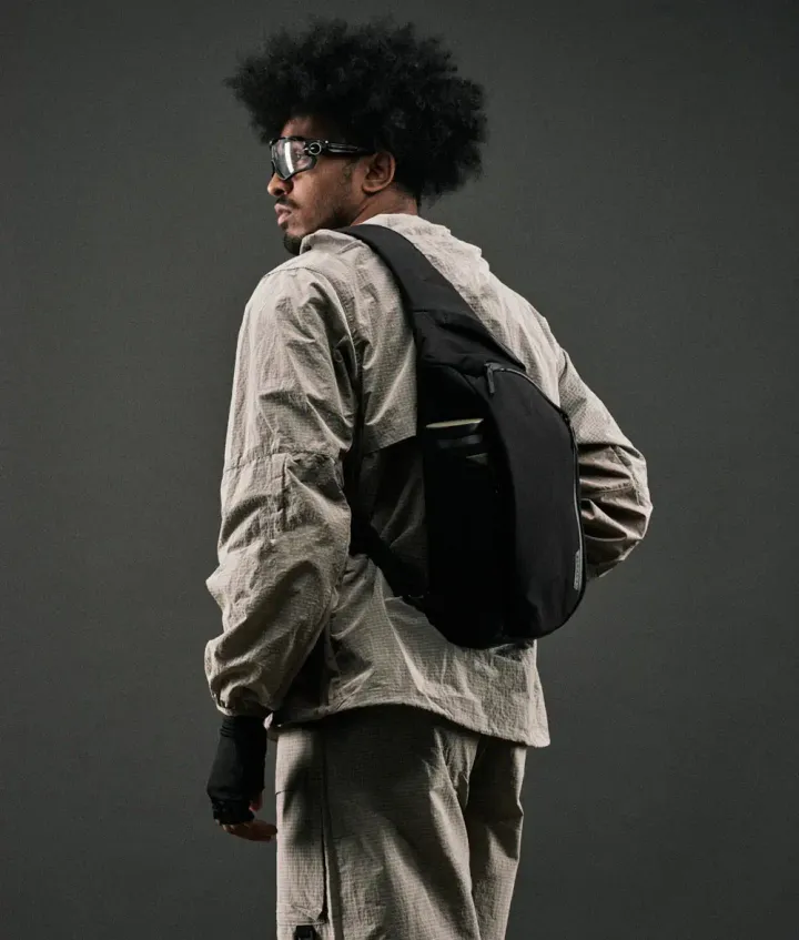METROCROSSBODYLEFTBLACK1