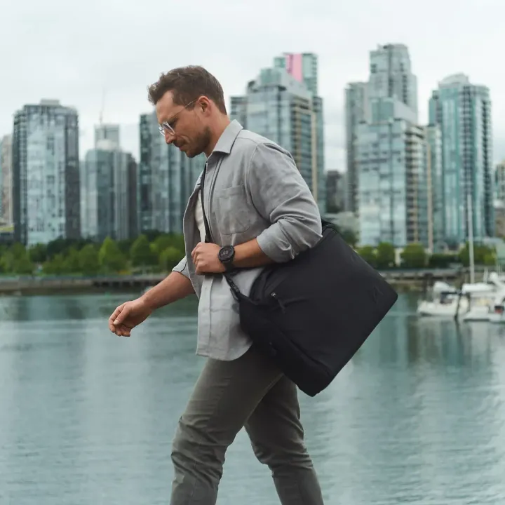 TRANSIT-BRIEFCASE-20L-TB20-SOLUTION-DYED-BLACK-SHOULDER-VANCOUVER-min_5000x.jpg