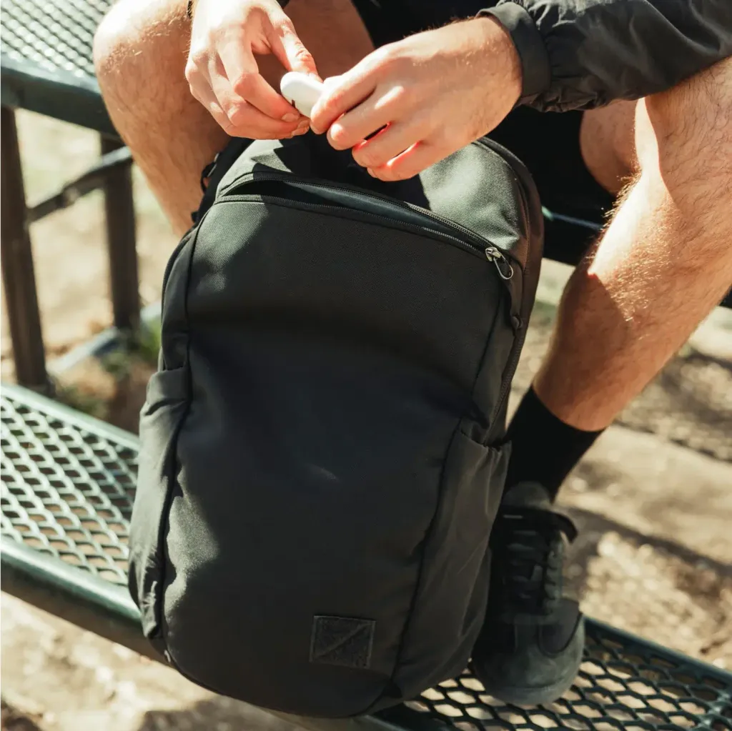 CIVIC-HALF-ZIP-26L-CHZ26-SOLUTION-DYED-BLACK-external-lid-pocket-min_2000x