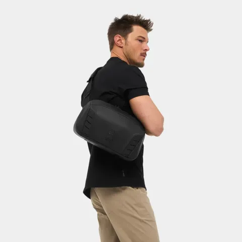 On-Model-Over-Shoulder-Front-View-McKinnon-Sling-8L-V2_Black_NOMATIC