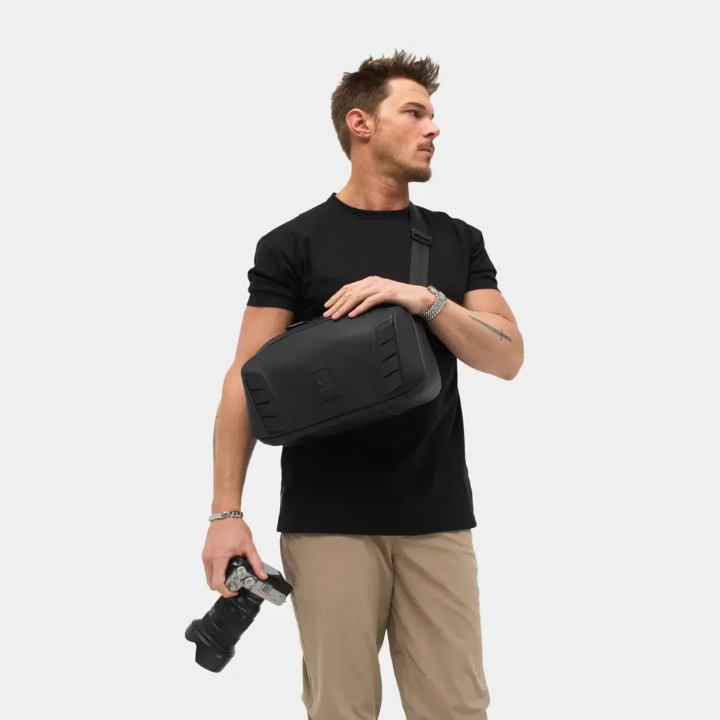 On-Model-Over-Shoulder-On-Chest-With-Camera-2-McKinnon-Sling-8L-V2_Black_NOMATIC