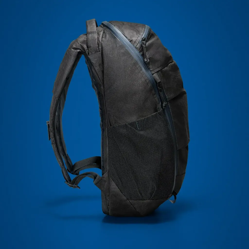 MOUNTAIN-PANEL-LOADER-22L-MPL22-CARRYOLOGY-KLUDDE-ULTRA-black-magic-side-profile-min_2731a407-b6dd-40bf-8b97-47946414e58a_2000x