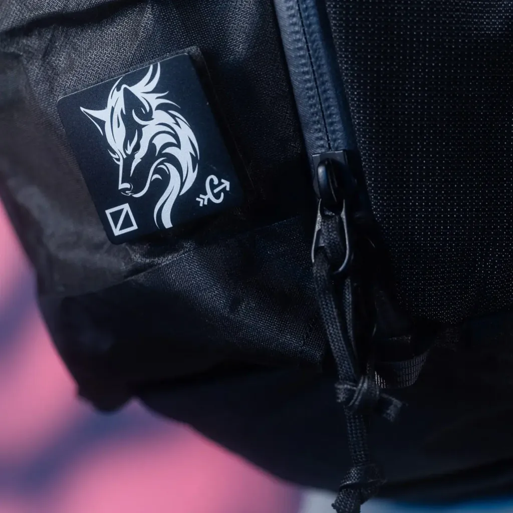MOUNTAIN-PANEL-LOADER-22L-MPL22-CARRYOLOGY-KLUDDE-ULTRA-black-magic-patch-limited-edition-min_2000x