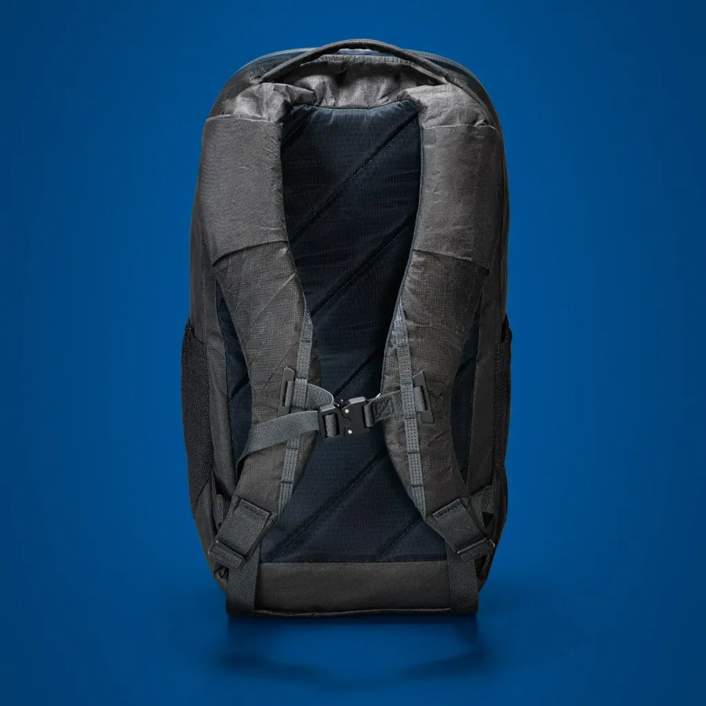MOUNTAIN-PANEL-LOADER-22L-MPL22-CARRYOLOGY-KLUDDE-ULTRA-black-magic-breathable-back-panel-min_2000x