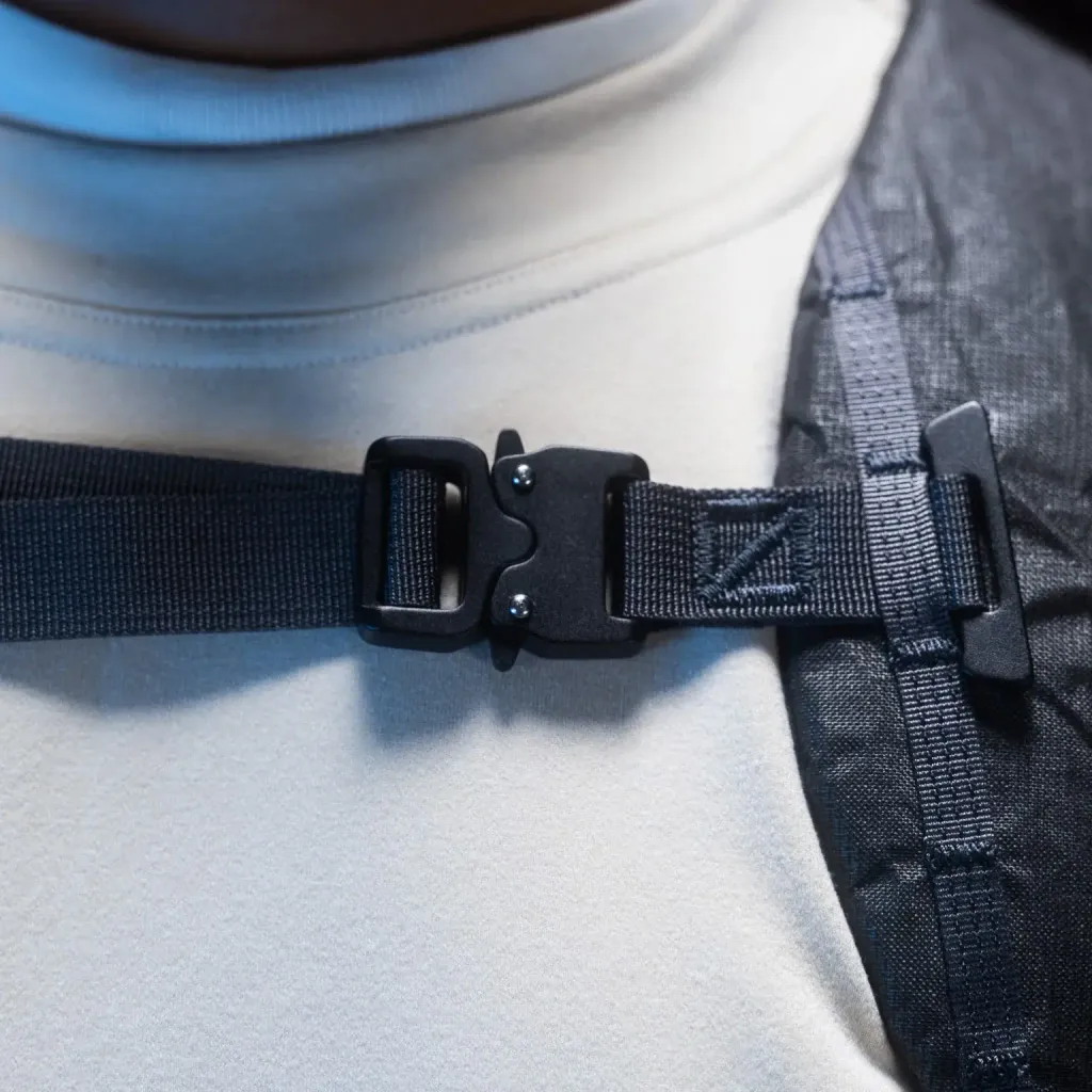 MOUNTAIN-PANEL-LOADER-22L-MPL22-CARRYOLOGY-KLUDDE-ULTRA-black-magic-ranger-buckle-sternum-strap-min_2000x