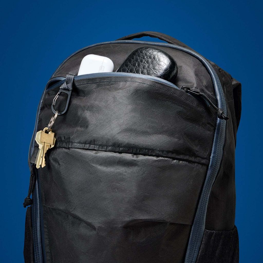 MOUNTAIN-PANEL-LOADER-22L-MPL22-CARRYOLOGY-KLUDDE-ULTRA-black-magic-lid-pocket-min_2000x