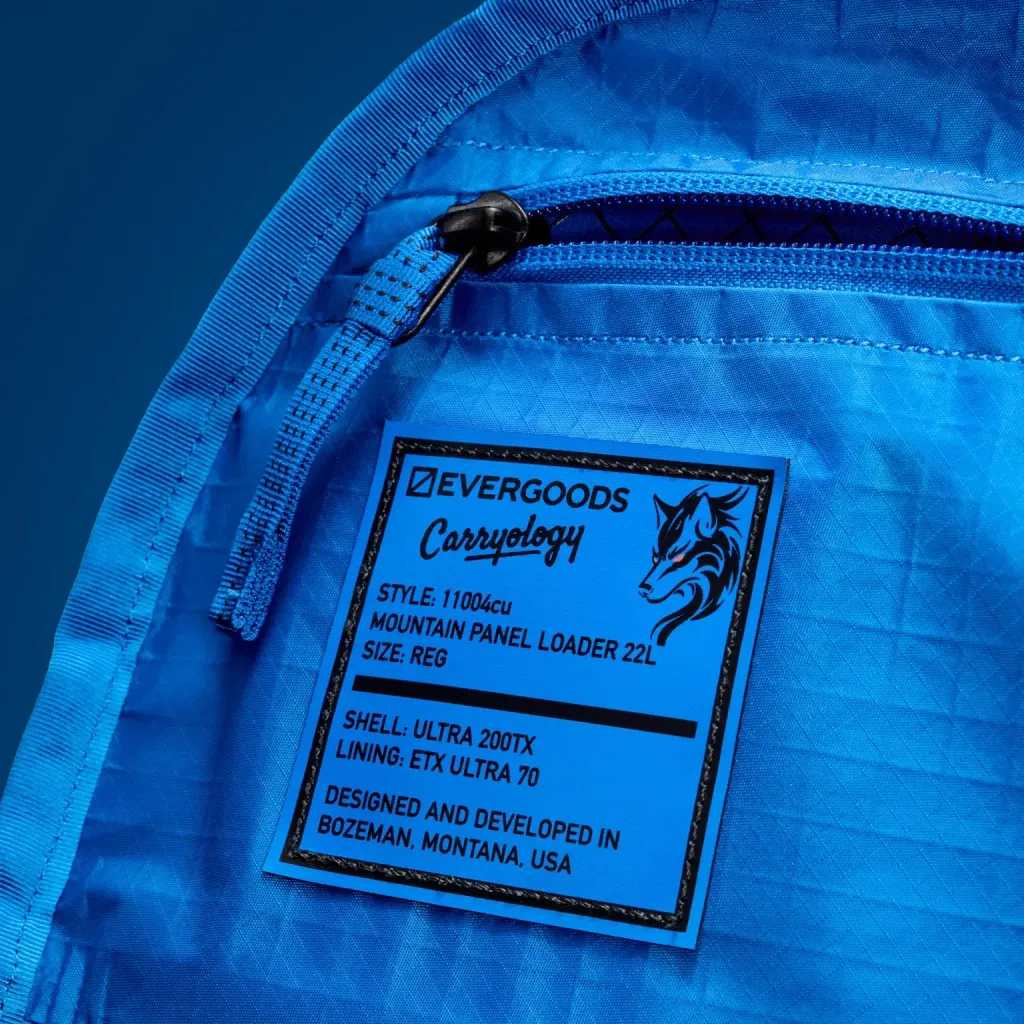 MOUNTAIN-PANEL-LOADER-22L-MPL22-CARRYOLOGY-KLUDDE-ULTRA-black-magic-side-access-pockets-style-label-min_2000x