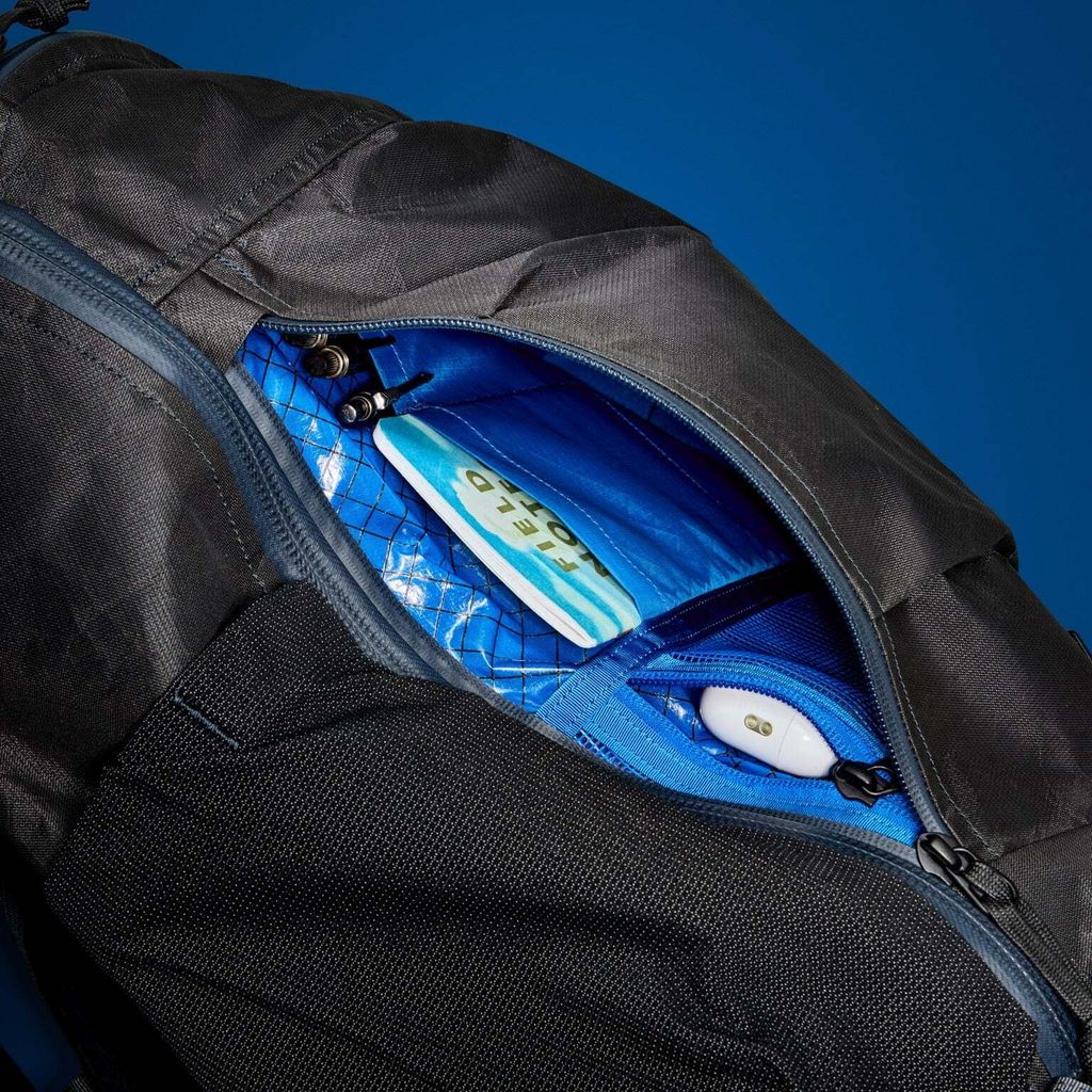 MOUNTAIN-PANEL-LOADER-22L-MPL22-CARRYOLOGY-KLUDDE-ULTRA-black-magic-side-access-pockets-min_2000x
