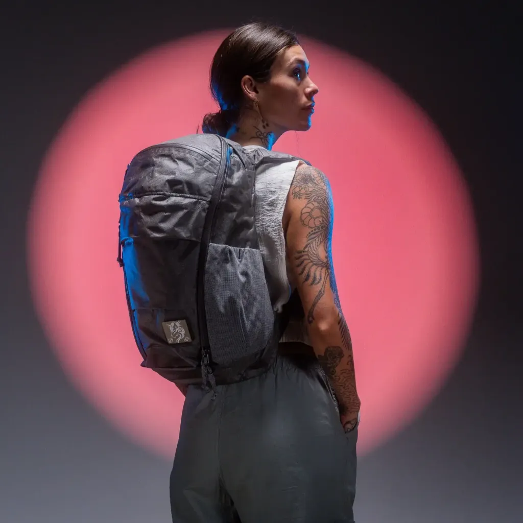 MOUNTAIN-PANEL-LOADER-22L-MPL22-CARRYOLOGY-KLUDDE-ULTRA-gravel-gray-back-profile-min_2000x