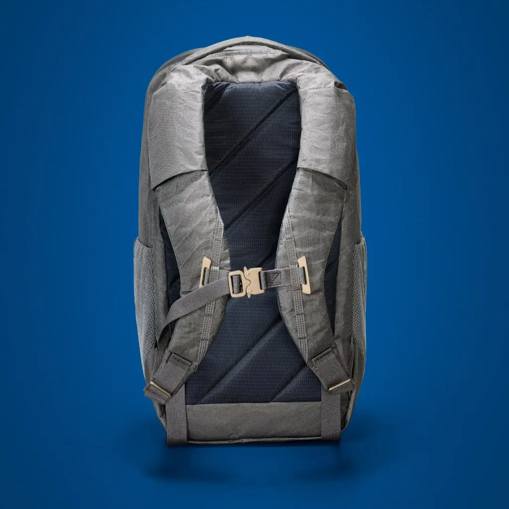 MOUNTAIN-PANEL-LOADER-22L-MPL22-CARRYOLOGY-GRIFFIN-KLUDDE-gravel-gray-breathable-back-panel-min_2000x
