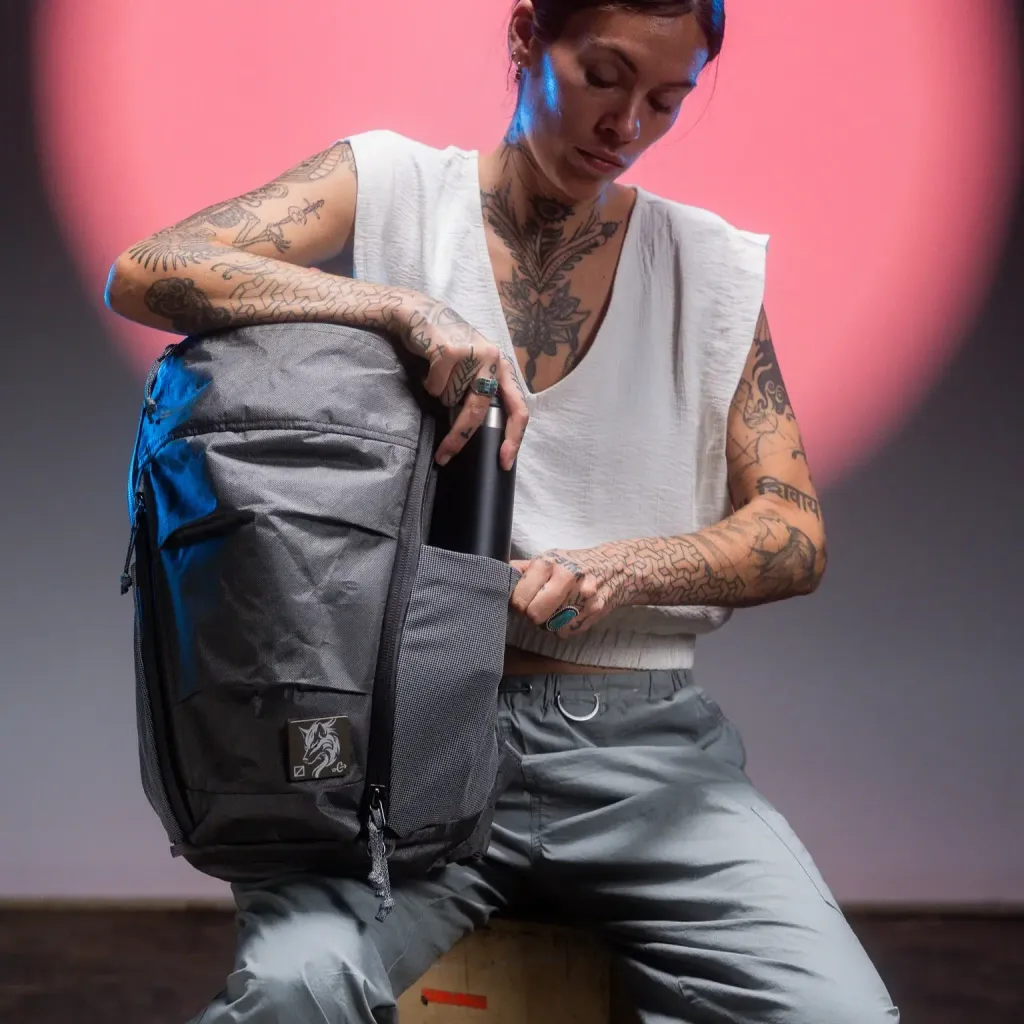 MOUNTAIN-PANEL-LOADER-22L-MPL22-CARRYOLOGY-KLUDDE-ULTRA-gravel-gray-water-bottle-pockets-min_2000x