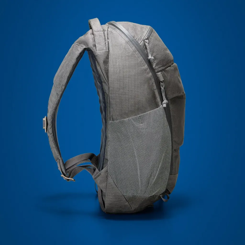 MOUNTAIN-PANEL-LOADER-22L-MPL22-CARRYOLOGY-GRIFFIN-KLUDDE-gravel-gray-side-profile-water-bottles-min_2000x