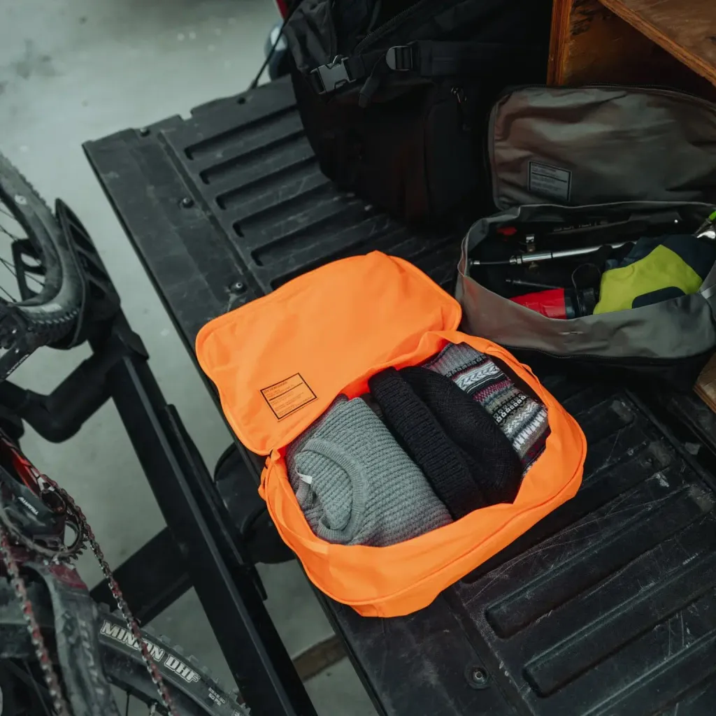 TRANSIT-PACKING-CUBE-10L-TPC10-hot-orange-essentials-packed-min_2000x