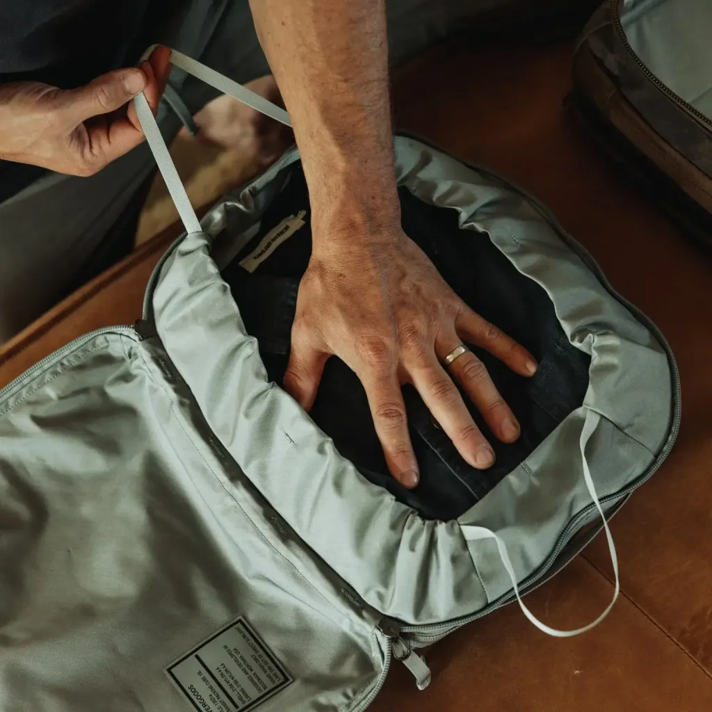TRANSIT-PACKING-CUBE-10L-TPC10-standard-gray-cinch-cord-collard-shirt-min_2000x