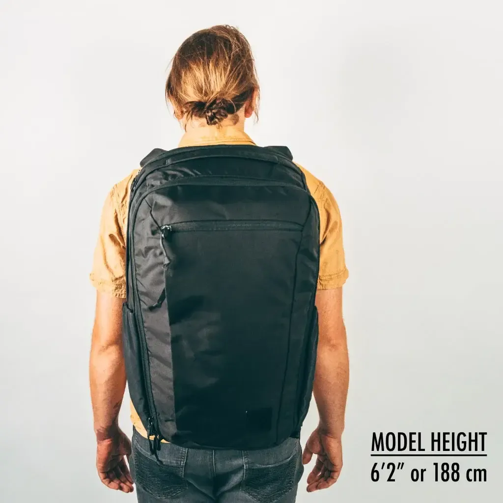CIVIC-TRAVEL-BAG-35L-CTB35-ON-MODEL-MALE-min_2000x