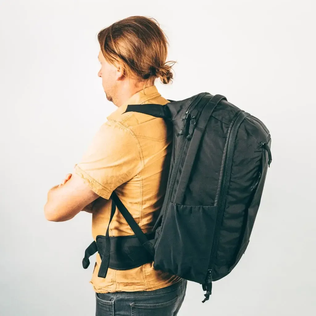 CIVIC-TRAVEL-BAG-35L-CTB35-ON-MODEL-MALE-HIP-BELT-min_2000x