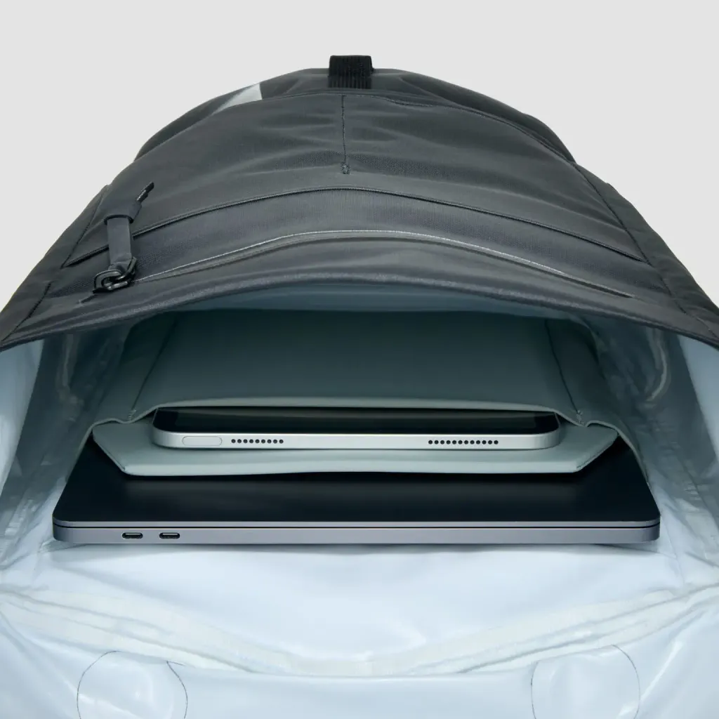ELEMENT-WEATHERSHED-22L-EWS22-SOLUTION-DYED-BLACK-FRONT-MAIN-CAVITY-min_2000x