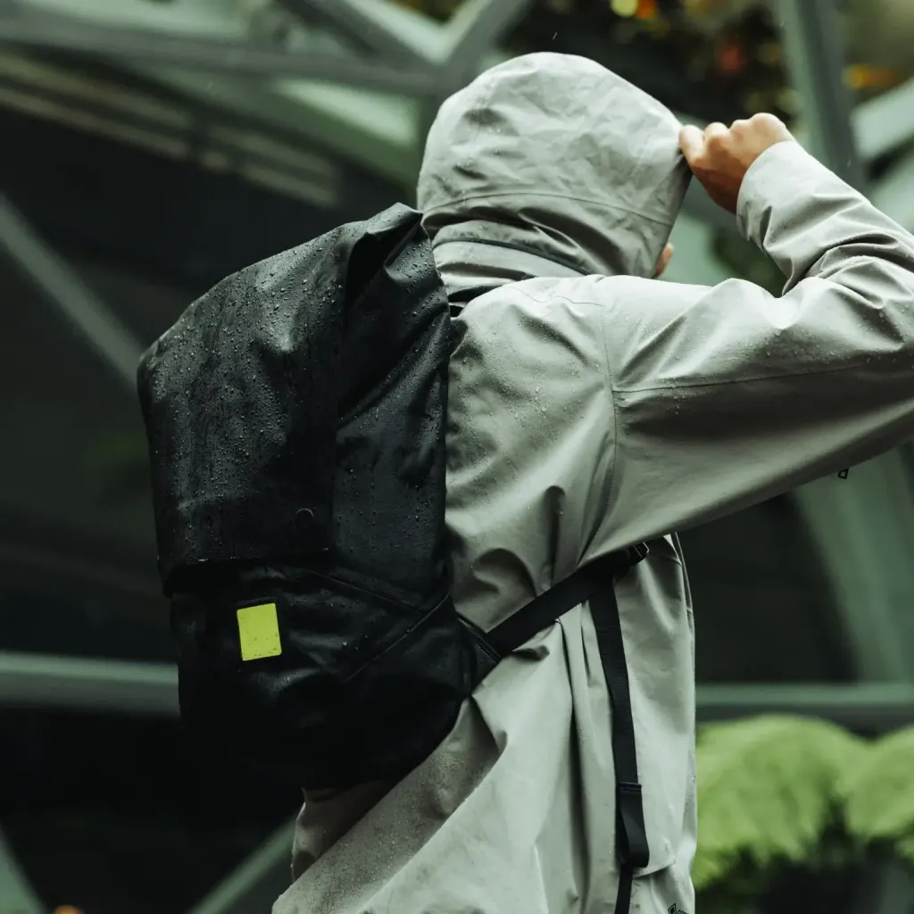 ELEMENT-WEATHERSHED-22L-EWS22-SOLUTION-DYED-BLACK-WATERPROOF-FABRIC-lifestyle-min_2000x